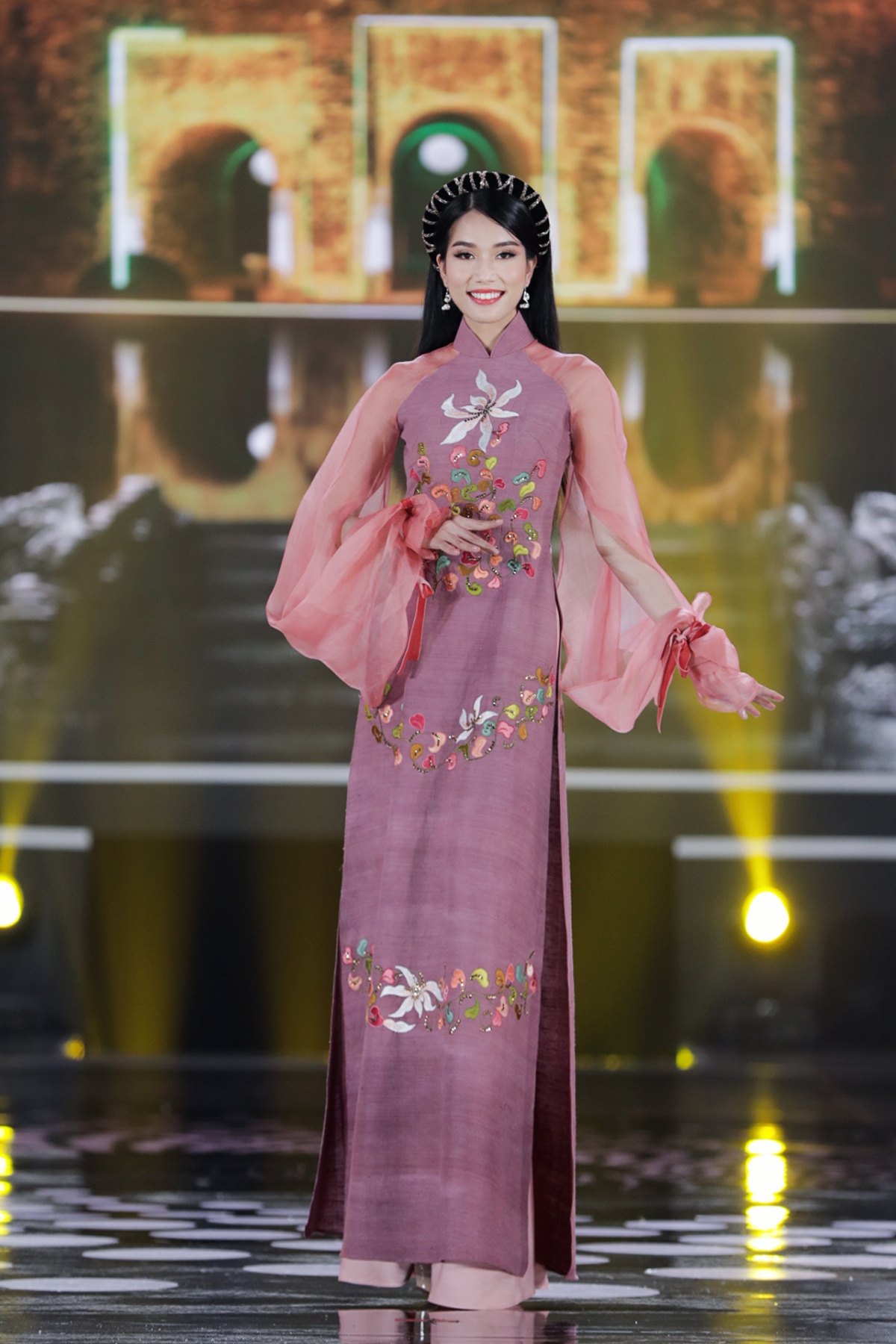 Dang thu thao, ky duyen trinh dien ao dai trong dem chung ket hhvn 2020 hinh anh 14