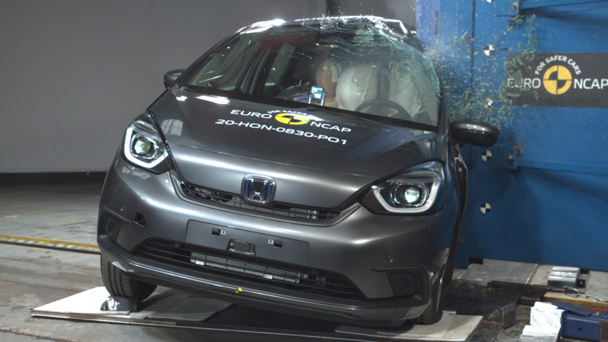 video thu kha nang chiu va cham cua mazda mx-30 va honda jazz hinh anh 3