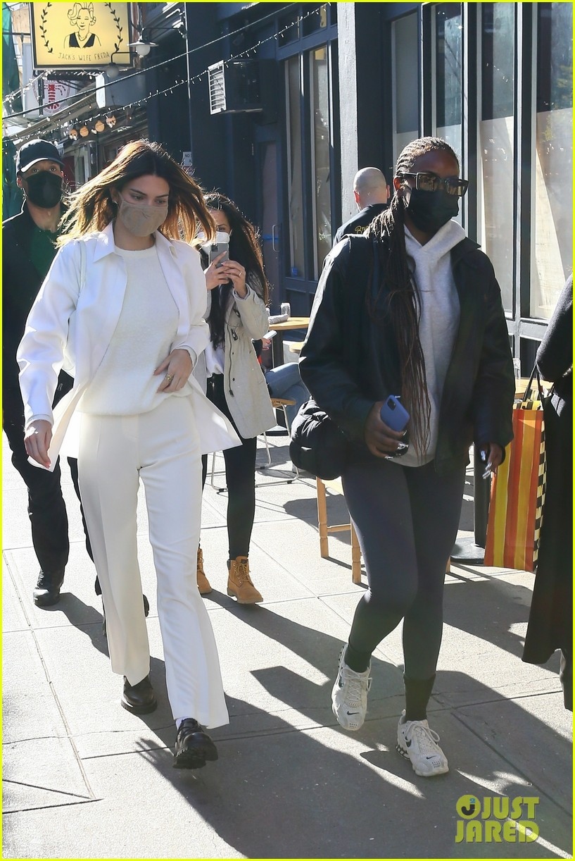 kendall jenner thanh lich di an trua cung ban be dip cuoi tuan hinh anh 5