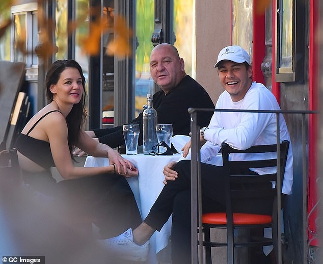 vang tinh tre, katie holmes mot minh xuong pho trong dip le ta on hinh anh 5