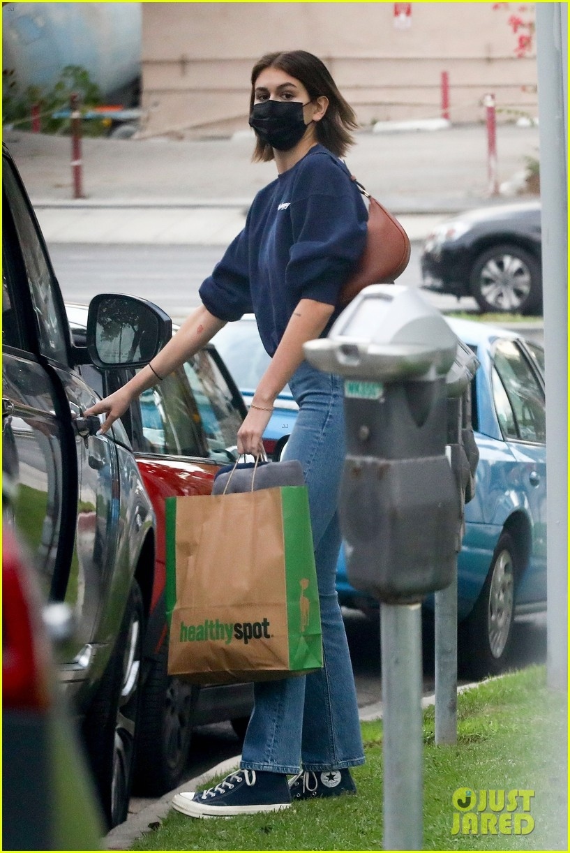 nguoi mau kaia gerber vui ve di mua sam cung ban trai moi hinh anh 5