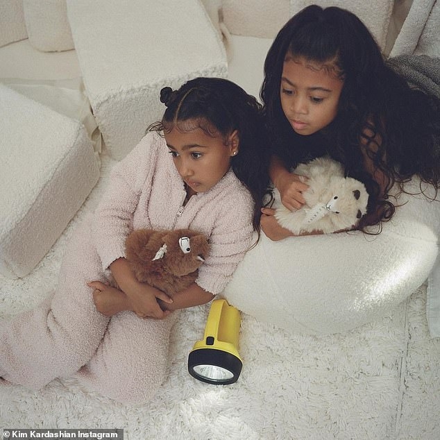 kim kardashian va con gai cung mac do doi chup hinh quang cao hinh anh 7
