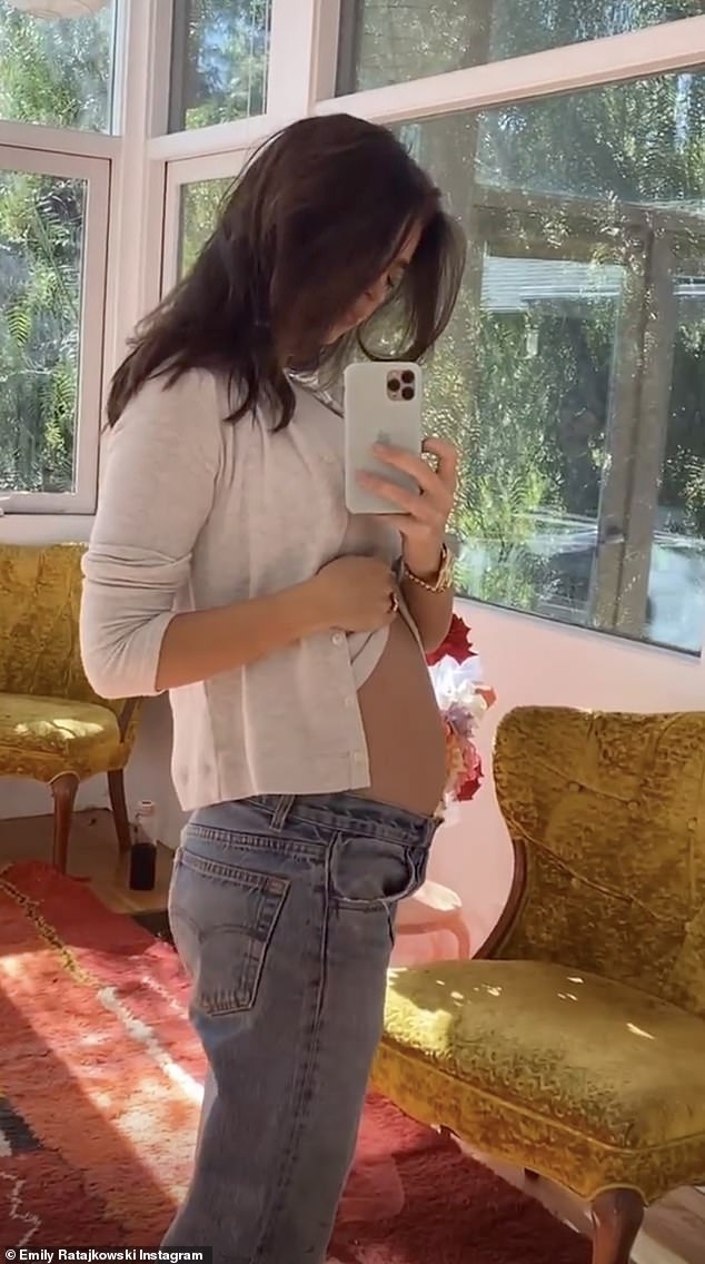 emily ratajkowski dien croptop khoe bung bau ra pho hinh anh 7