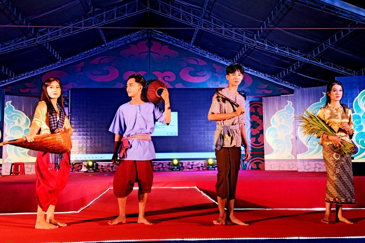 khmer people put traditional outfits on display at ok om bok festival picture 10