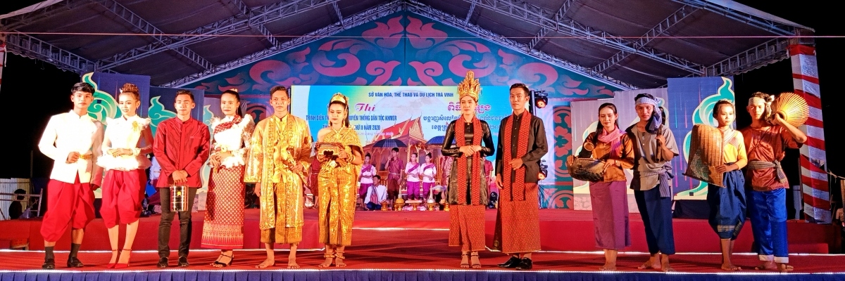 khmer people put traditional outfits on display at ok om bok festival picture 11