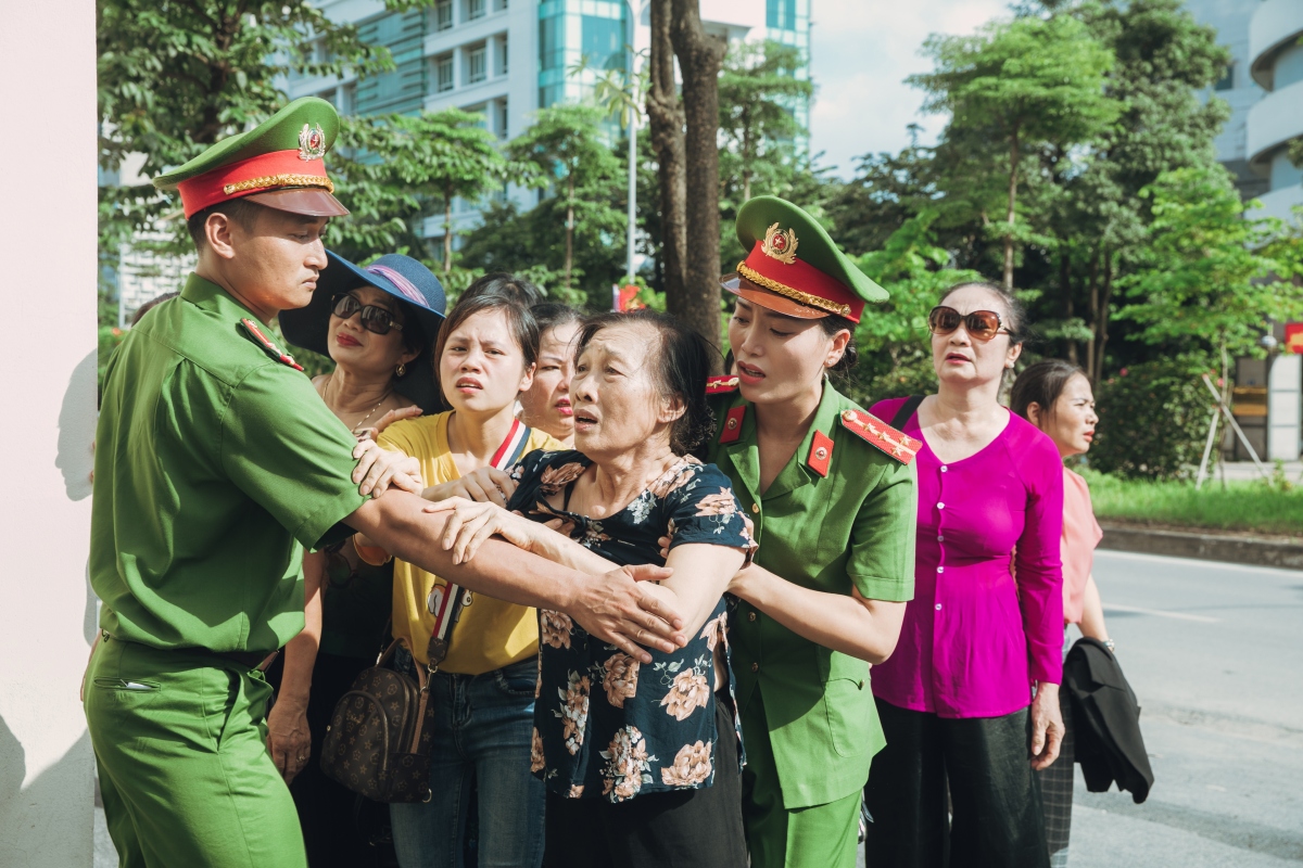 sao mai huyen trang hoa thanh canh sat hinh su trong phim ca nhac nang len ben me hinh anh 4