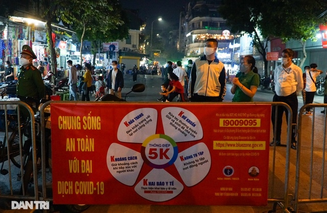hanoi fines people for not wearing face masks at pedestrian streets picture 1