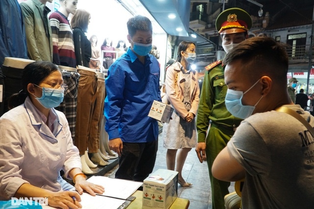 hanoi fines people for not wearing face masks at pedestrian streets picture 2