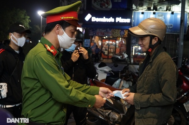 hanoi fines people for not wearing face masks at pedestrian streets picture 3
