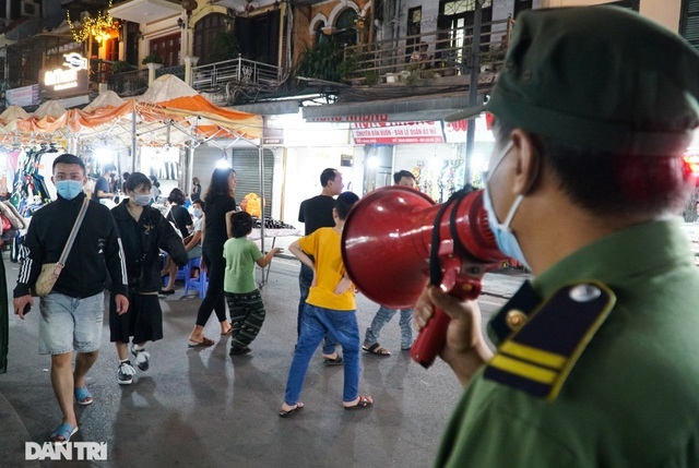 hanoi fines people for not wearing face masks at pedestrian streets picture 4