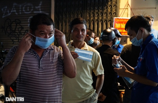 hanoi fines people for not wearing face masks at pedestrian streets picture 5