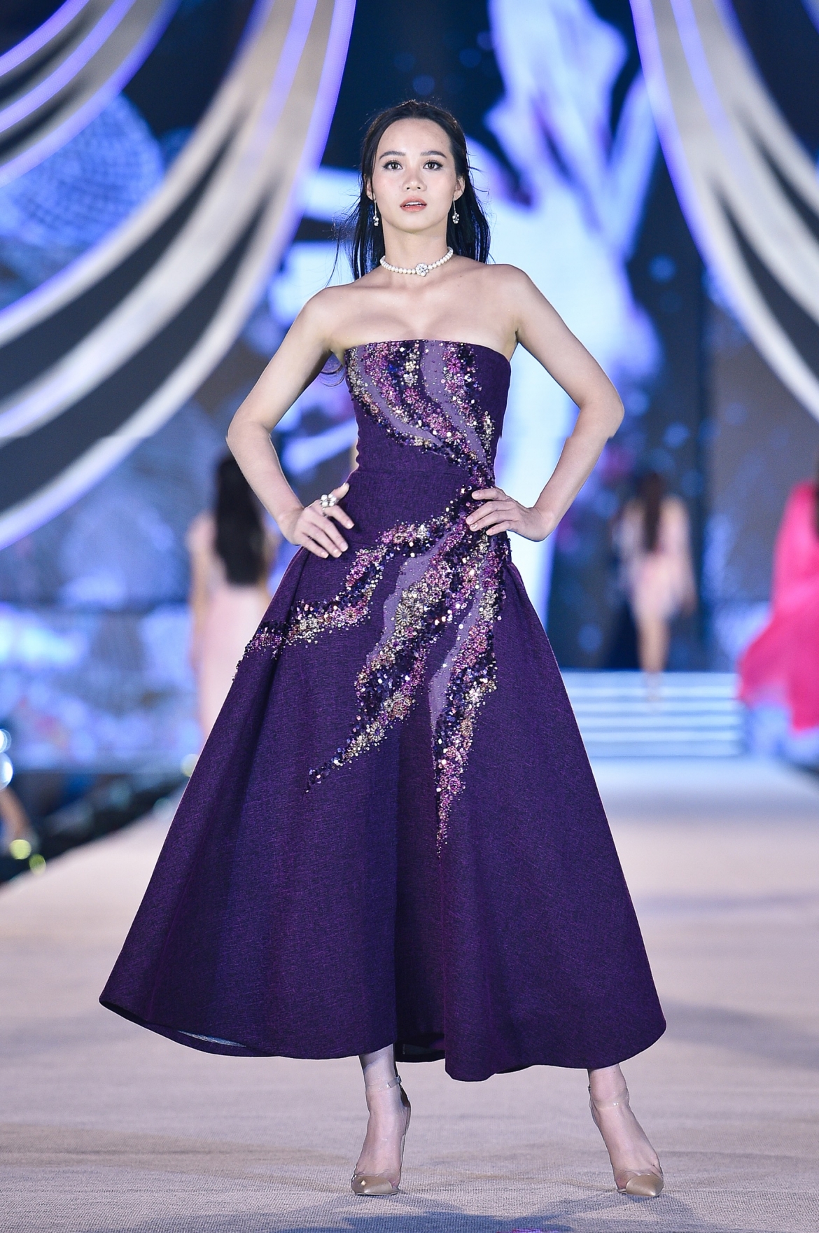 tieu vy, ky duyen do than thai cuon hut trong dem thi nguoi dep thoi trang hinh anh 7
