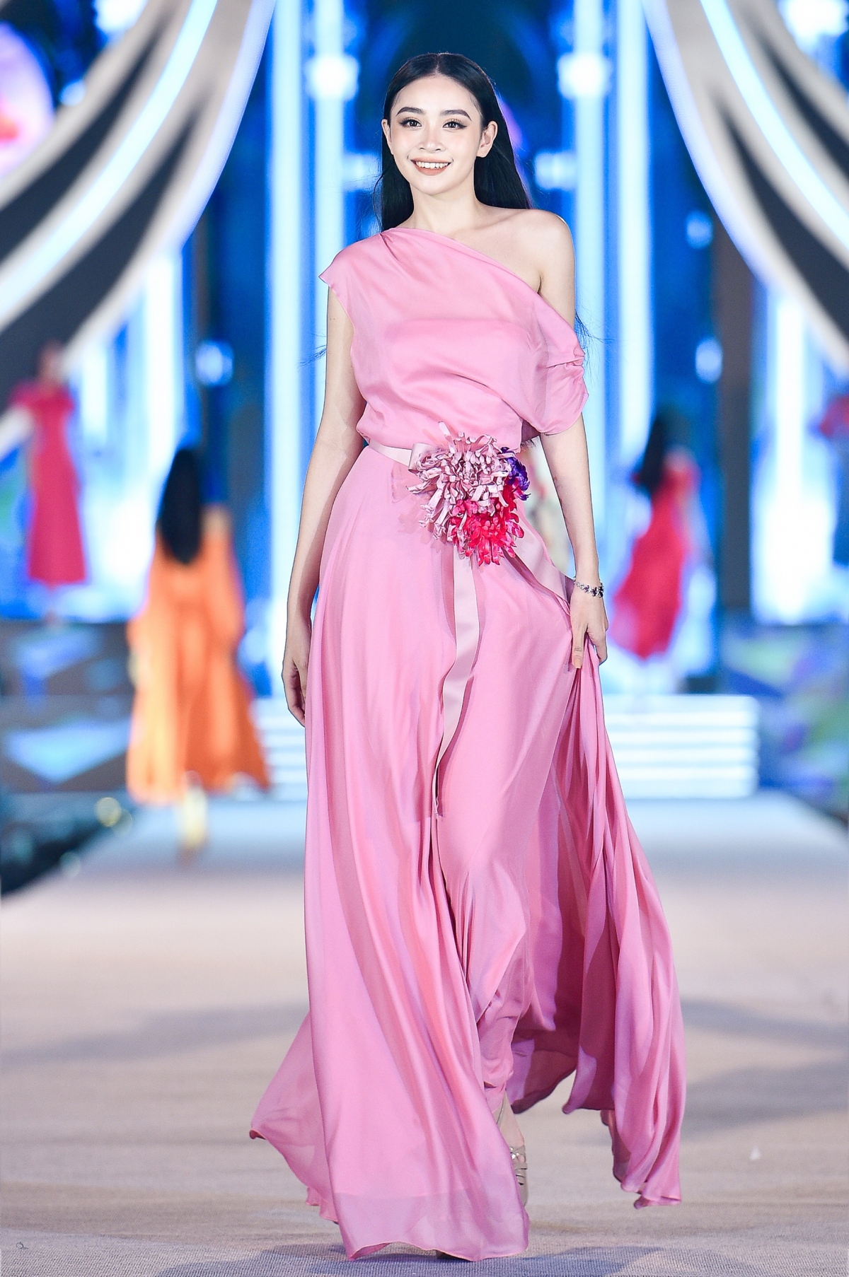 hoa hau my linh vua lam giam khao, vua catwalk cuc dinh hinh anh 10