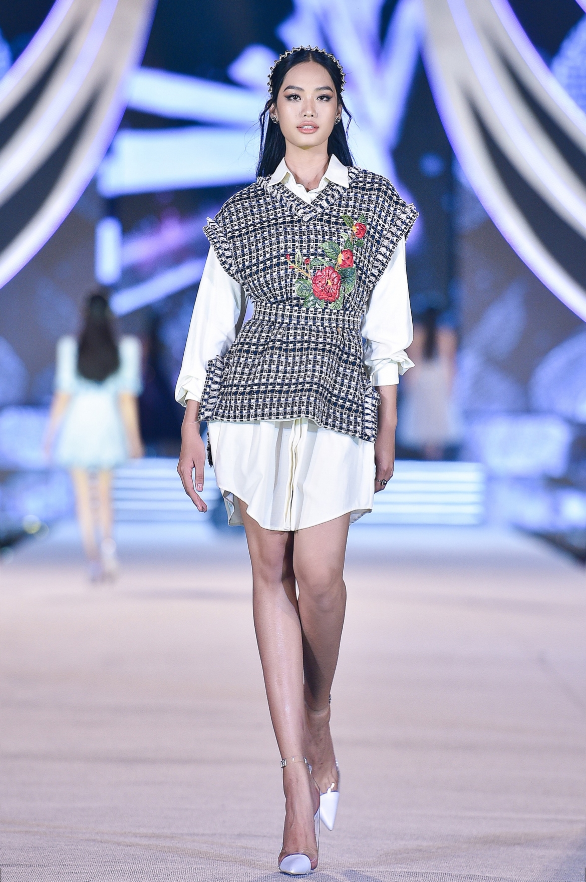 tieu vy, ky duyen do than thai cuon hut trong dem thi nguoi dep thoi trang hinh anh 9