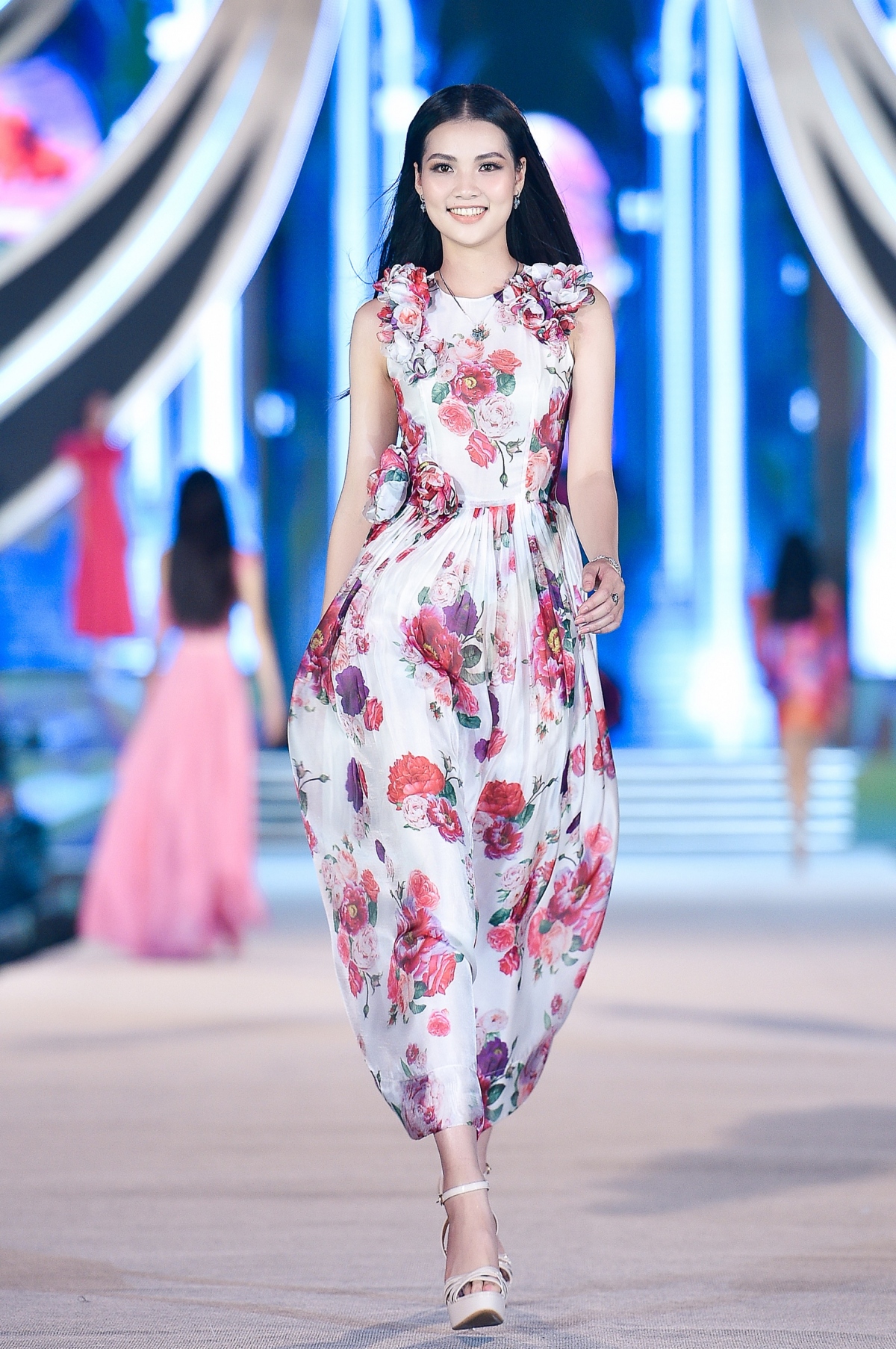 hoa hau my linh vua lam giam khao, vua catwalk cuc dinh hinh anh 14