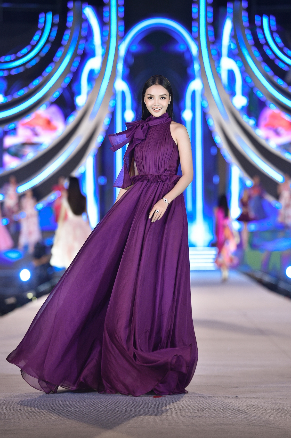 hoa hau my linh vua lam giam khao, vua catwalk cuc dinh hinh anh 11