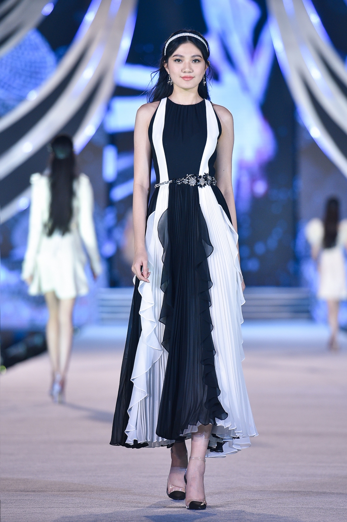 tieu vy, ky duyen do than thai cuon hut trong dem thi nguoi dep thoi trang hinh anh 6