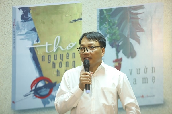 Nhà thơ - Nhà báo Nguyễn Hồng Hải phát biểu tại buổi ra mắt 2 tập thơ. Ảnh: Lại Tấn.