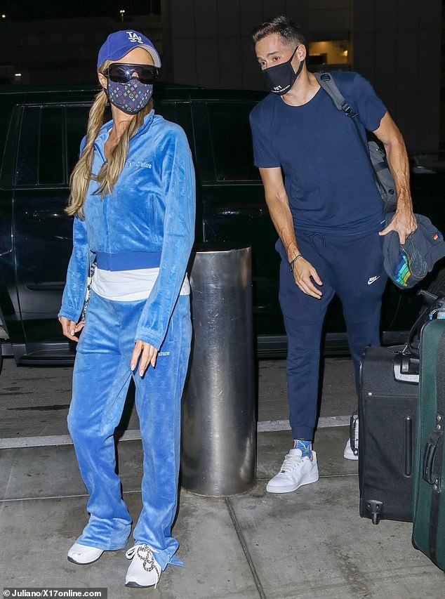 kieu nu paris hilton buoc toc hai ben, ngot ngao nam tay tinh tre o san bay hinh anh 2