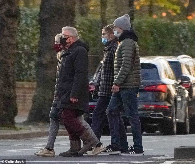 robert pattinson nam tay ban gai di dao cung bo me hinh anh 1