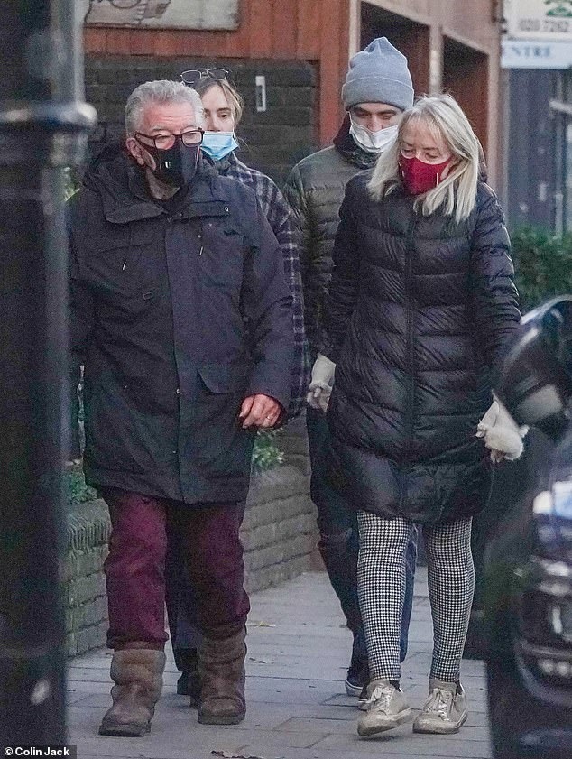 robert pattinson nam tay ban gai di dao cung bo me hinh anh 2
