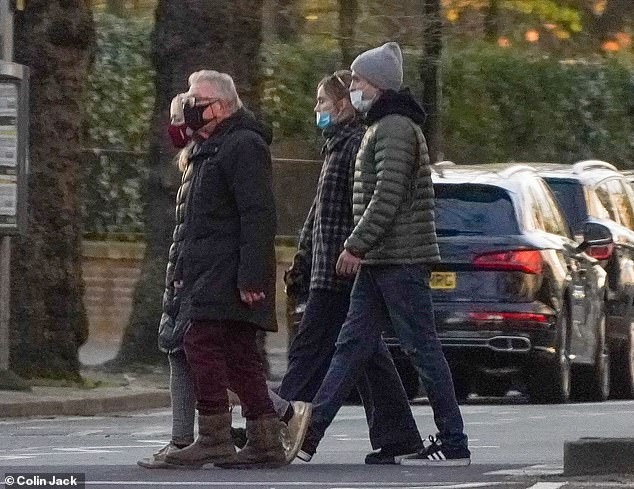 robert pattinson nam tay ban gai di dao cung bo me hinh anh 5