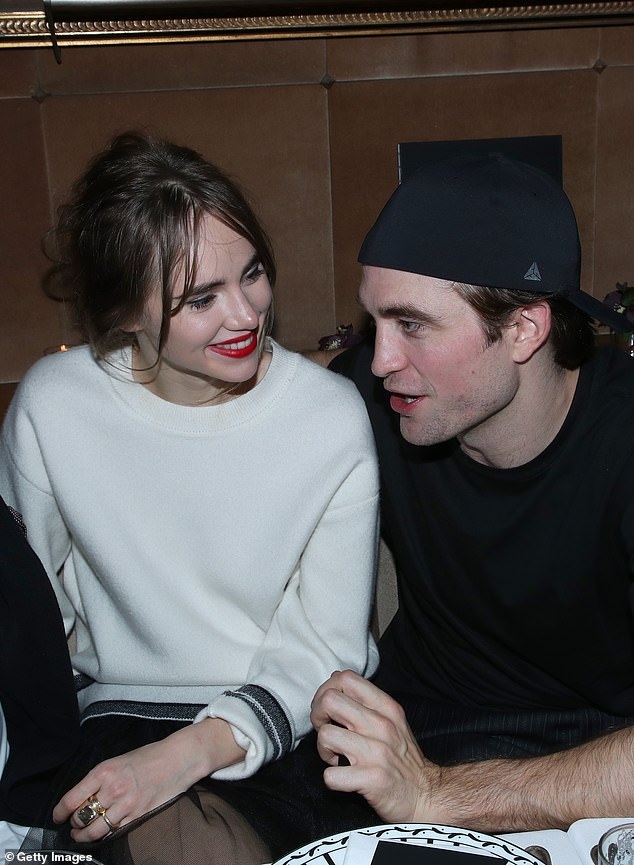 robert pattinson nam tay ban gai di dao cung bo me hinh anh 6