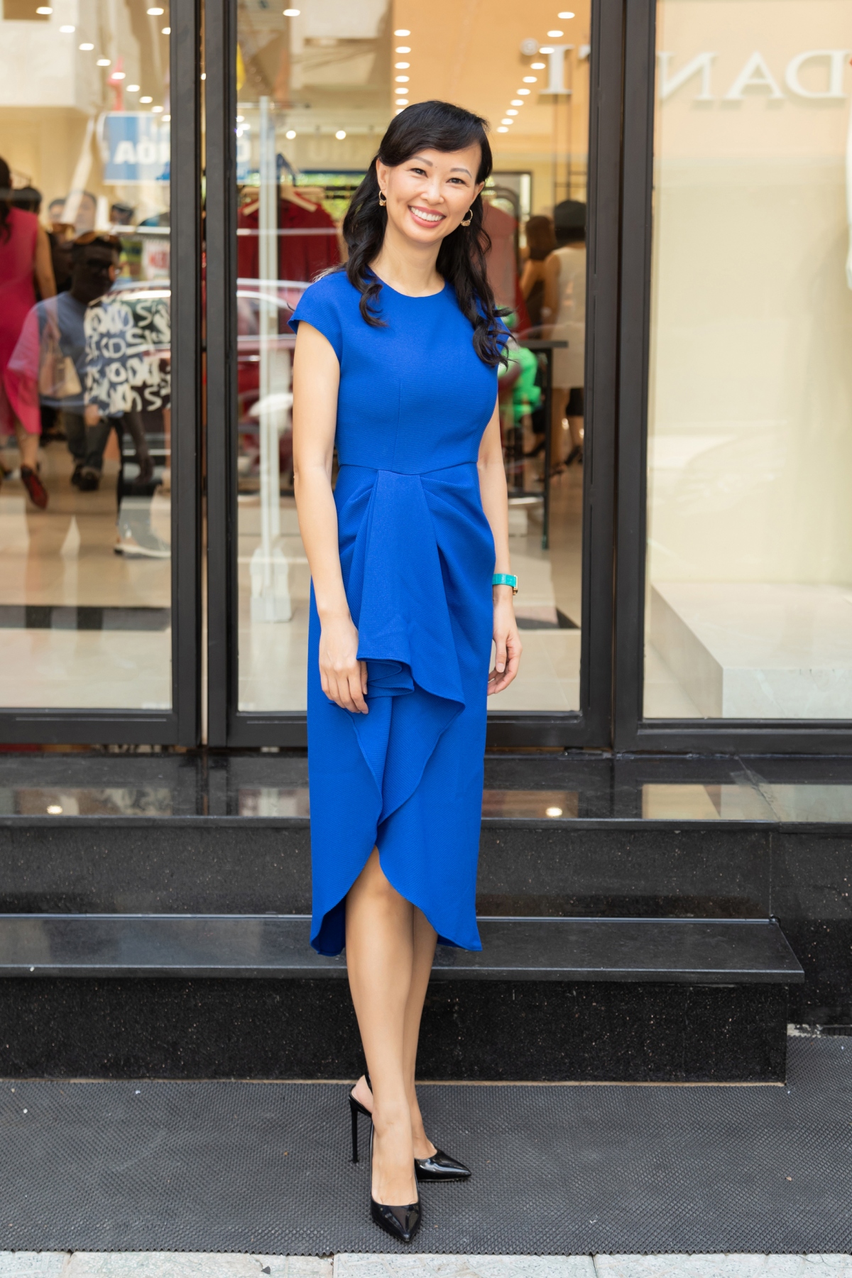 Doanh nhân Thái Vân Linh xuất hiện rạng rỡ trong chiếc váy màu xanh coban với chân váy theo cấu trúc bất đối xứng được tạo nên từ những đường gấp nếp tinh tế - thế mạnh của Đỗ Mạnh Cường.
