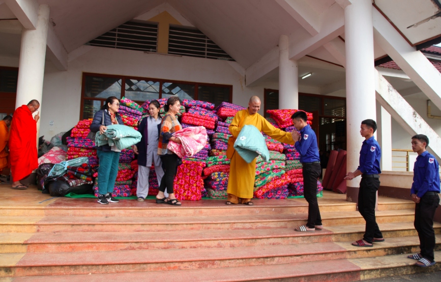 Những tấm chăn ấm áp nghĩa tình Lào - Việt