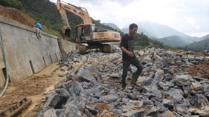 typhoon molave leaves roads throughout central vietnam damaged picture 1