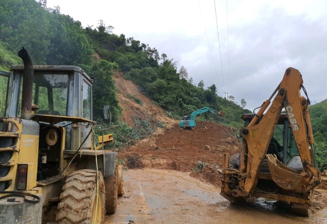 typhoon molave leaves roads throughout central vietnam damaged picture 12