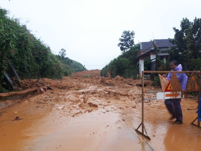 typhoon molave leaves roads throughout central vietnam damaged picture 14