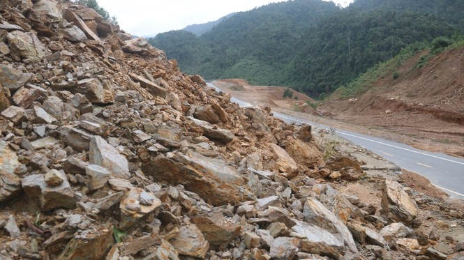 typhoon molave leaves roads throughout central vietnam damaged picture 6