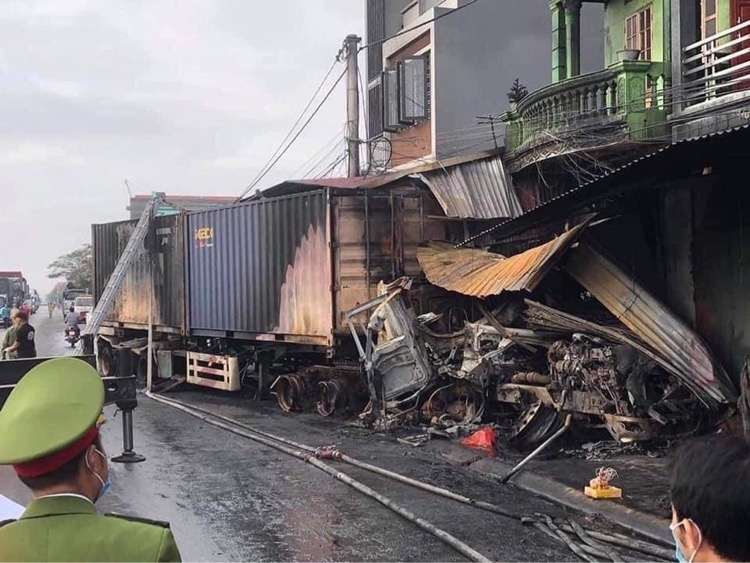Va chạm giữa 2 xe container khiến 1 người tử vong trong cabin