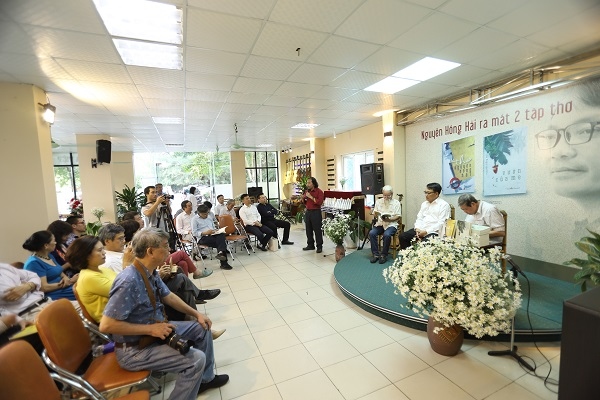 Toàn cảnh buổi ra mắt 2 tập thơ của Nguyễn Hồng Hải. Ảnh: Lại Tấn.