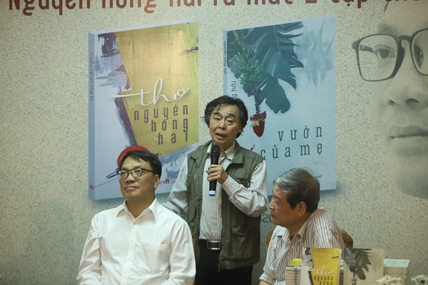 Nhà nghiên cứu văn hóa dân gian Nguyễn Hùng Vĩ (đứng giữa) phát biểu. Ảnh: Lại Tấn.