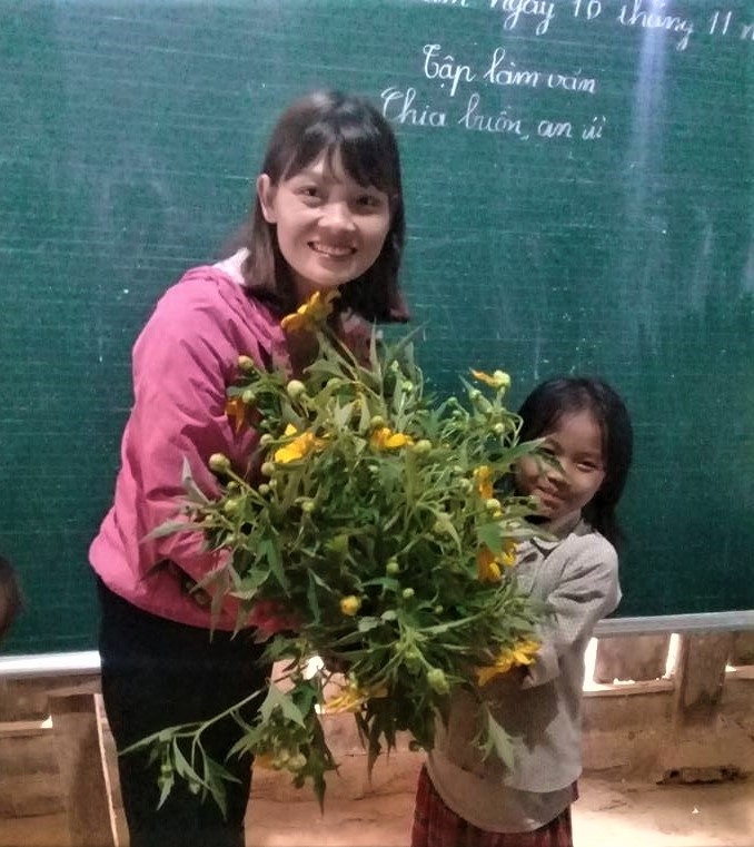 Học sinh miền núi tặng hoa cô giáo. Ảnh: Phong-Vu blog