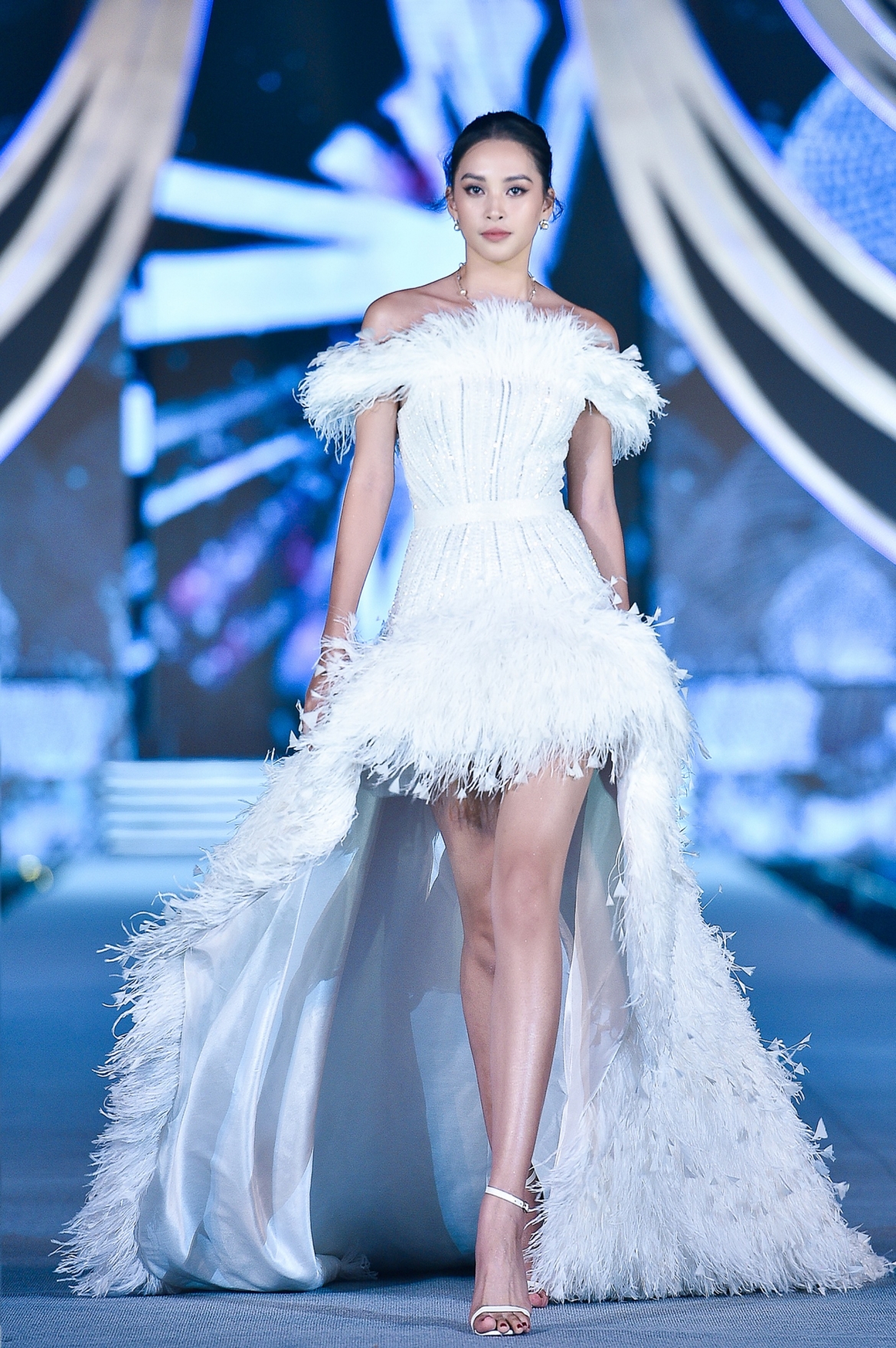 tieu vy, ky duyen do than thai cuon hut trong dem thi nguoi dep thoi trang hinh anh 2