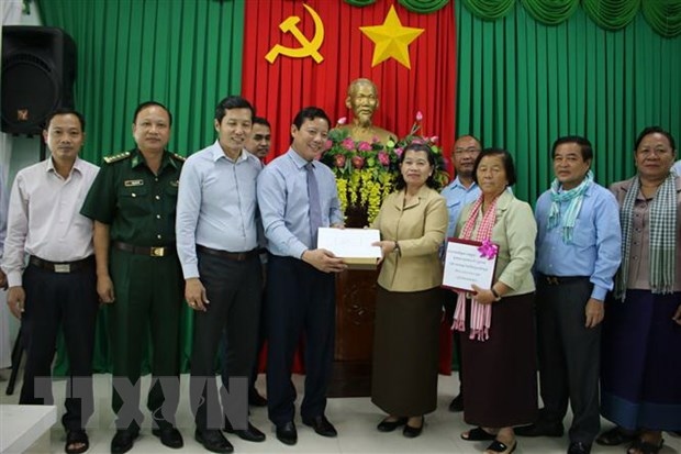 cambodian deputy pm presents gifts to flood-hit central vietnamese region picture 1