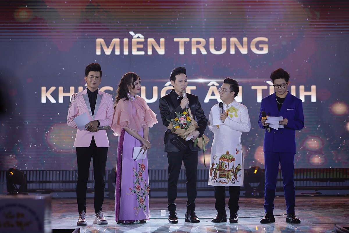 quang hà, kyo york, phương mỹ chi hát gây quỹ cho miền trung hình ảnh 2 quang ha, kyo york, phuong my chi hat gay quy cho mien trung hinh anh 2