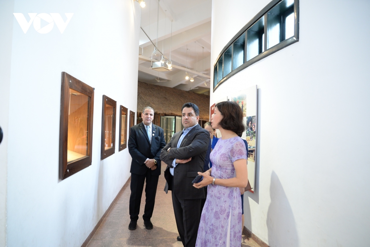 uae ambassador pays visit to vietnam museum of ethnology picture 9