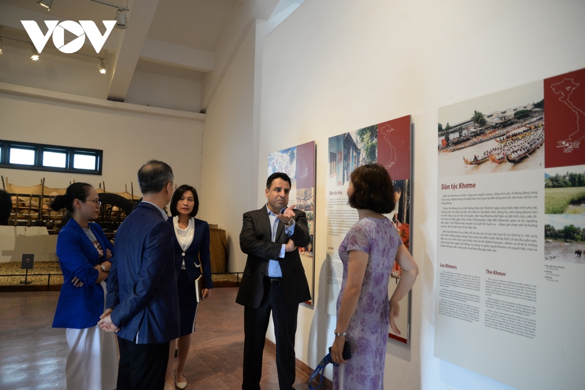 uae ambassador pays visit to vietnam museum of ethnology picture 13