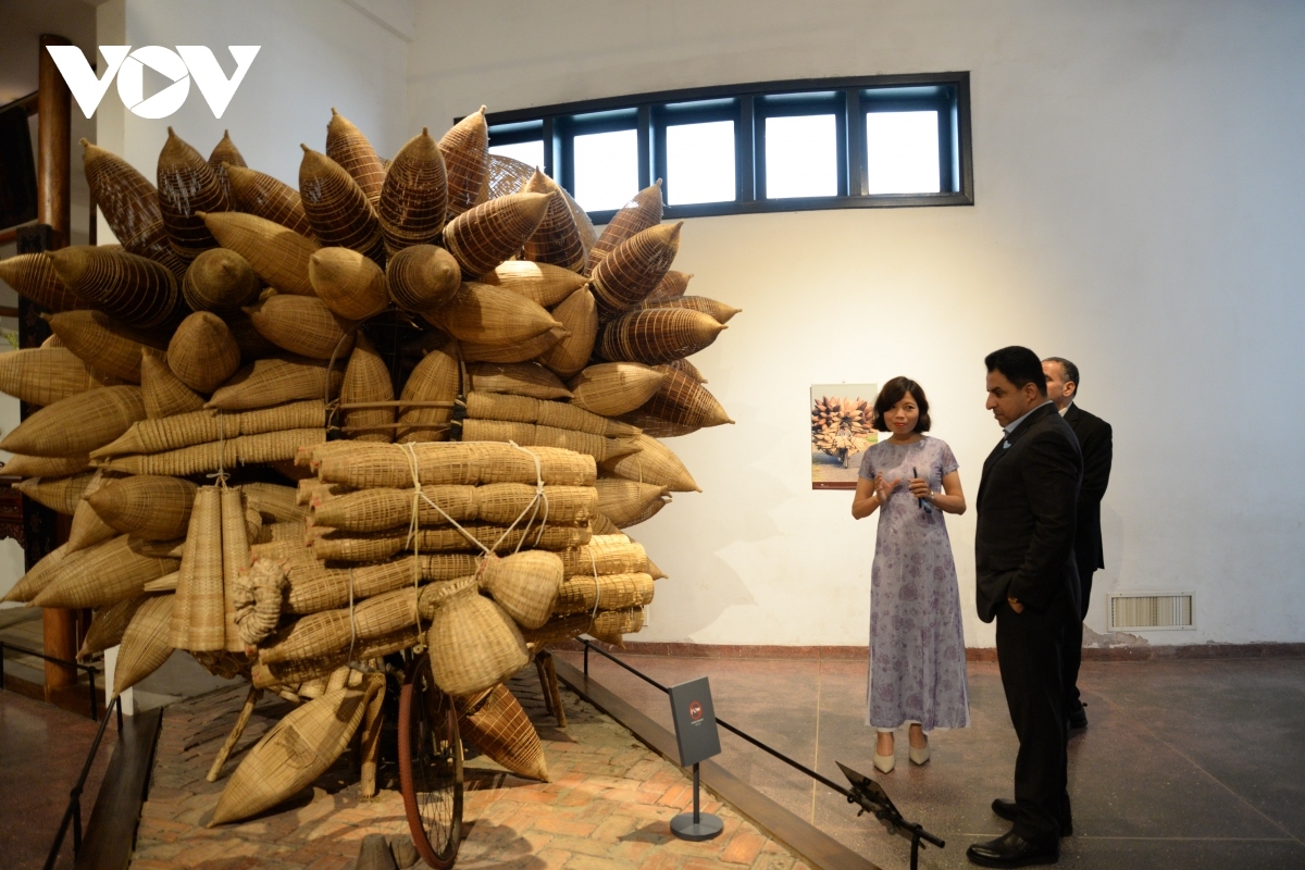 uae ambassador pays visit to vietnam museum of ethnology picture 5