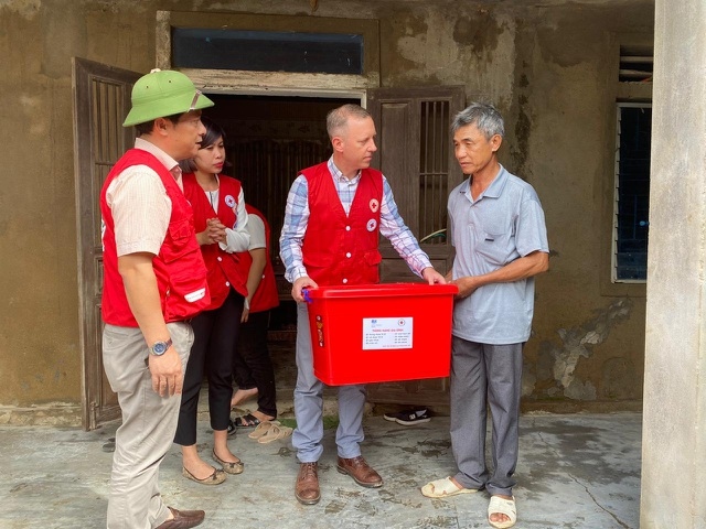 british ambassador presents gifts to flood victims in quang binh picture 1