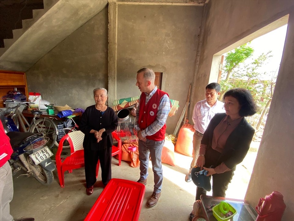 british ambassador presents gifts to flood victims in quang binh picture 10