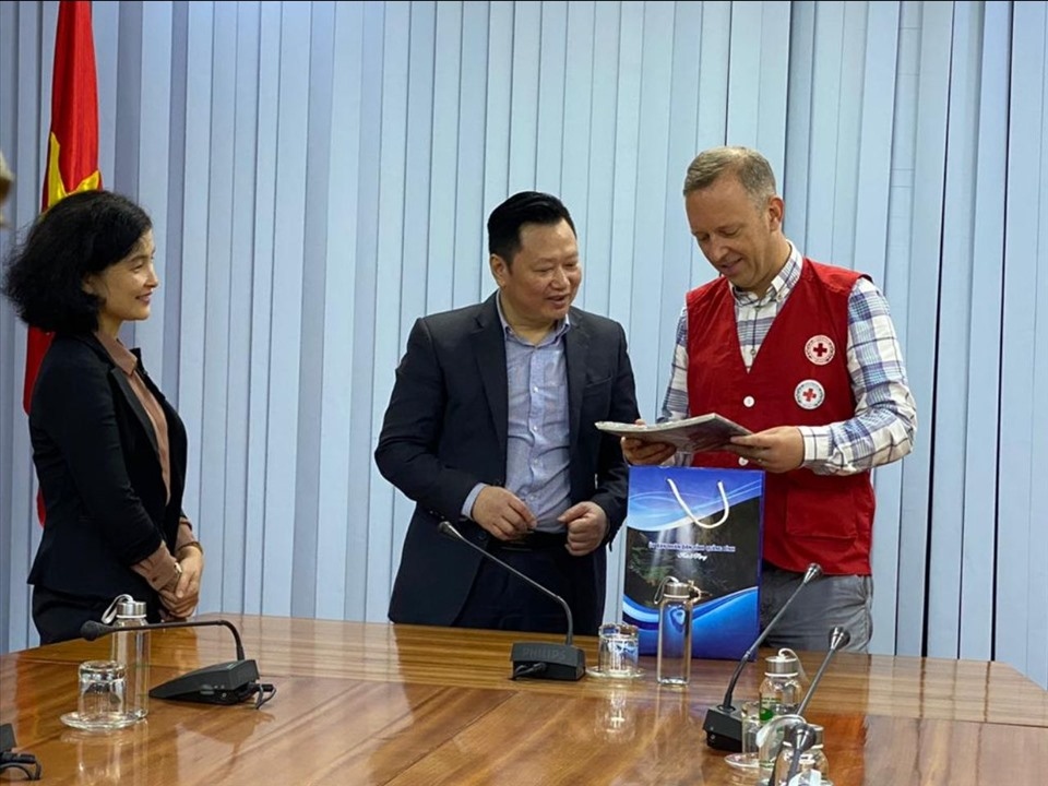 british ambassador presents gifts to flood victims in quang binh picture 4