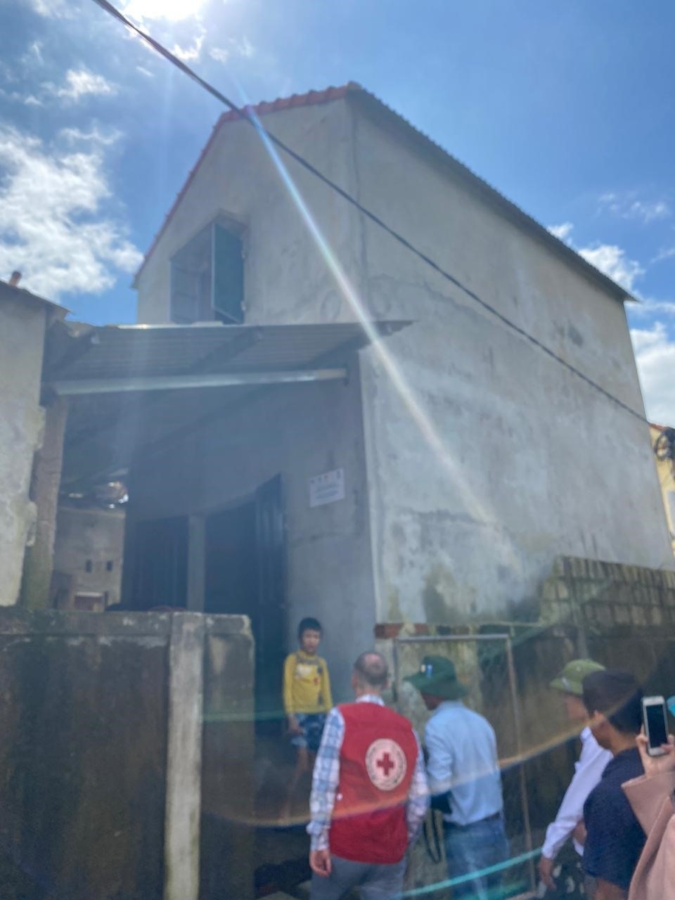 british ambassador presents gifts to flood victims in quang binh picture 8