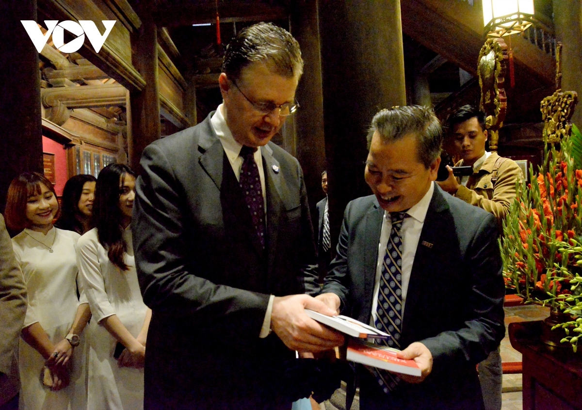 us ambassador pays visit to hanoi s temple of literature picture 11