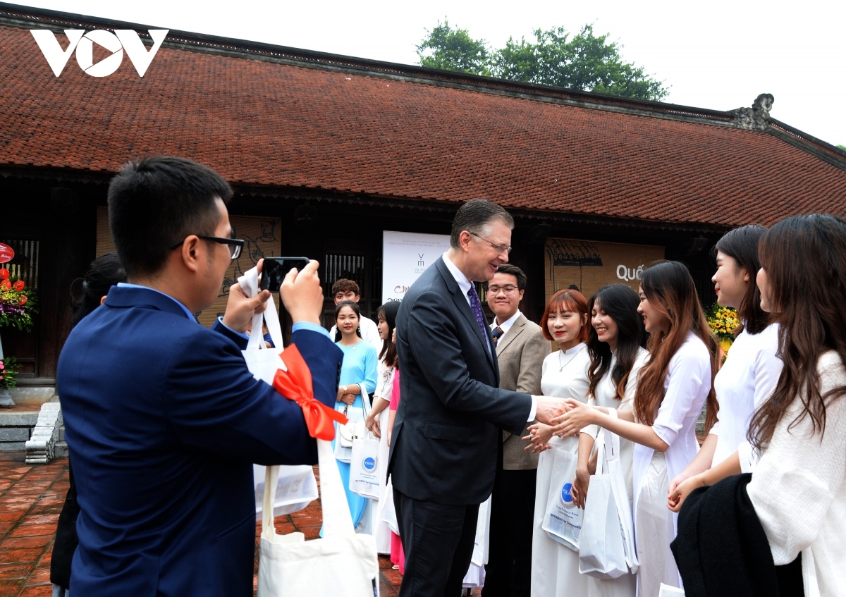 us ambassador pays visit to hanoi s temple of literature picture 14