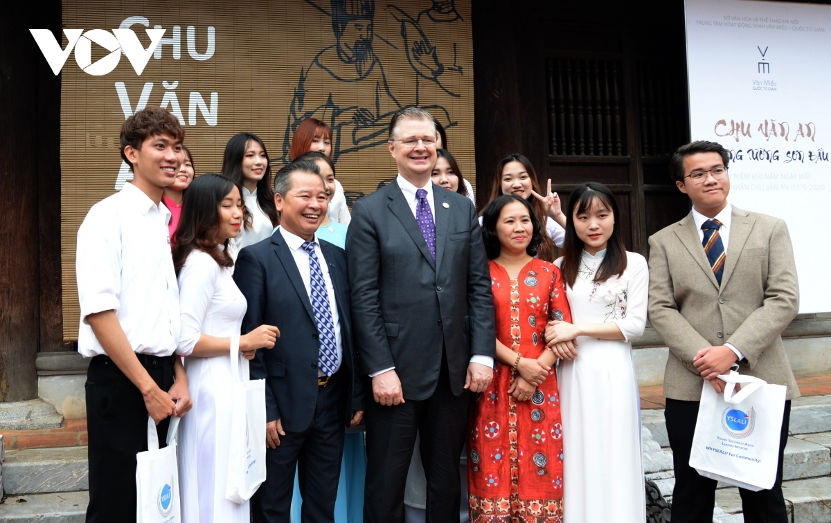 us ambassador pays visit to hanoi s temple of literature picture 15 us ambassador pays visit to hanoi s temple of literature picture 15